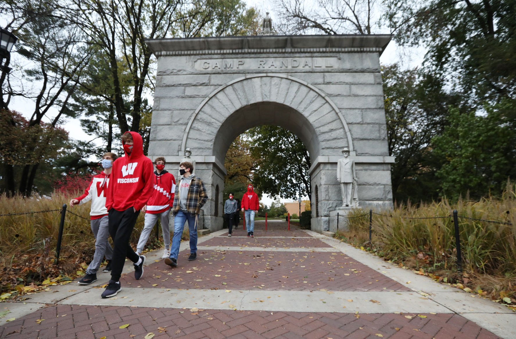 07BadgerFans0395AJA.jpg